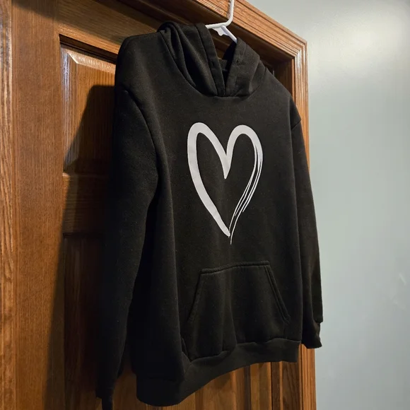 SHEIN Black and White Heart Graphic Sweatshirt - Picture 5 of 12